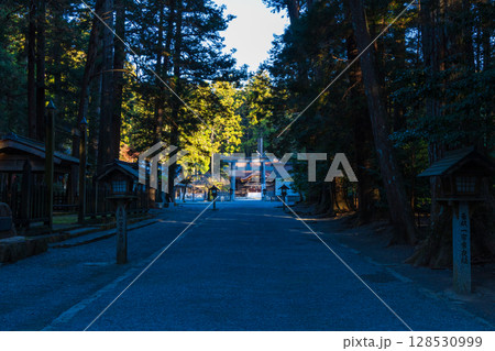 秋の静岡県森町　遠江国一宮　小國神社　参道 128530999