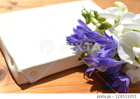 青紫色のトリテレイアと白色のサマースイートピーとキャンバス　 128531055