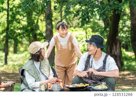 公園・キャンプ場でデイキャンプ・キャンプ・バーベキューを楽しむ仲良しのファミリー 128531266
