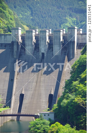 愛媛県四国中央市　さるとび展望広場から富郷ダムを望む 128531441