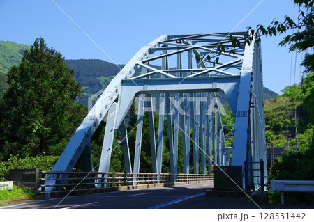 愛媛県四国中央市 銅山川に架かる瀬井野橋 愛媛県四国中央市 銅山川に架かる瀬井野橋 128531442