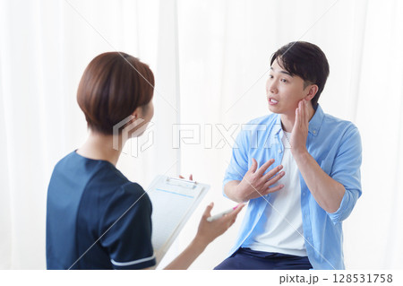カウンセリングを受ける男性 128531758