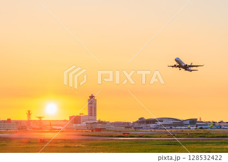 夕暮れ時の夏の福岡空港　福岡県福岡市 128532422