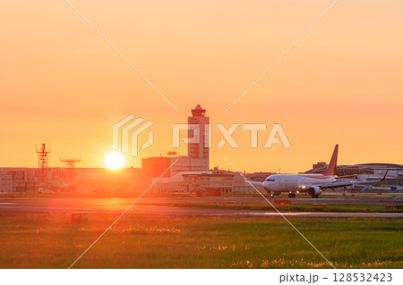 夕暮れ時の夏の福岡空港 福岡県福岡市 夕暮れ時の夏の福岡空港 福岡県福岡市 128532423