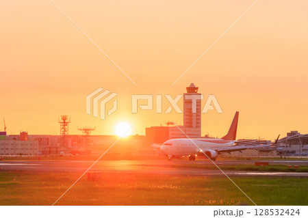 夕暮れ時の夏の福岡空港 福岡県福岡市 夕暮れ時の夏の福岡空港 福岡県福岡市 128532424
