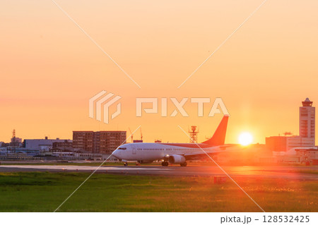 夕暮れ時の夏の福岡空港 福岡県福岡市 夕暮れ時の夏の福岡空港 福岡県福岡市 128532425
