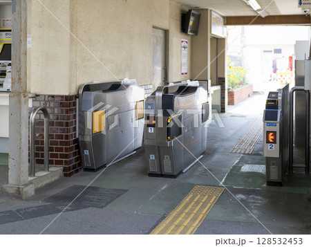 駅に設置された自動改札機 駅に設置された自動改札機 128532453