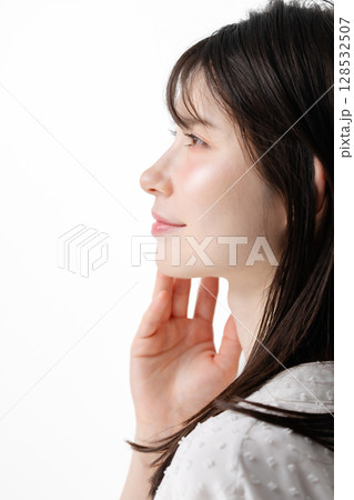 ミドル女性のスキンケアイメージ（横顔） 128532507