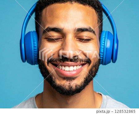 ヘッドホンで音楽を聴く男性 128532865
