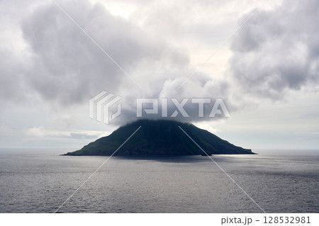 八丈島から見た八丈小島 128532981