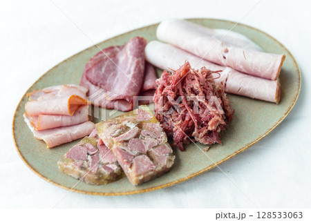 皿に盛ったハム、コンビーフ、肉のテリーヌ 128533063