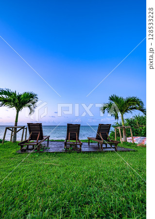 石垣島の海辺に並ぶデッキチェアと南国の風景 リゾート休暇 石垣島の海辺に並ぶデッキチェアと南国の風景 リゾート休暇 128533228