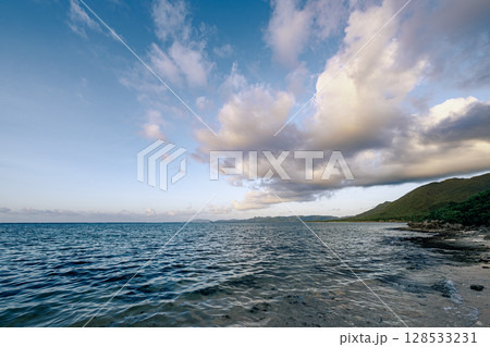 石垣島の静かな海に広がる夕暮れの雲の風景　ALOALOビーチ 128533231