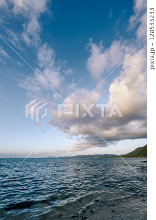 石垣島の静かな海に広がる夕暮れの雲の風景 ALOALOビーチ 石垣島の静かな海に広がる夕暮れの雲の風景 ALOALOビーチ 128533233