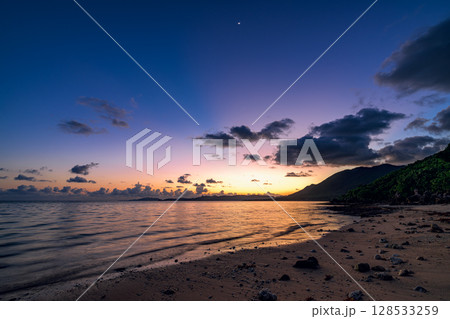 色彩が移ろう石垣島の美しい夜明けの風景　ALOALOビーチ 128533259