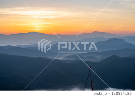 【日の出素材】山間部から見える昇ってくる太陽【長野県】 【日の出素材】山間部から見える昇ってくる太陽【長野県】 128534180