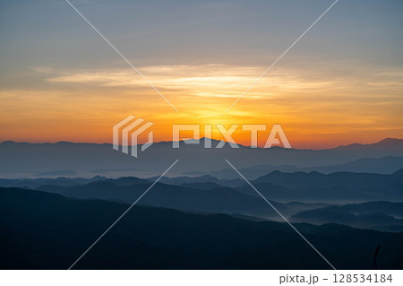 【日の出素材】山間部から見える昇ってくる太陽【長野県】 【日の出素材】山間部から見える昇ってくる太陽【長野県】 128534184