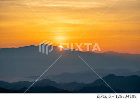 【日の出素材】山間部から見える昇ってくる太陽【長野県】 128534189