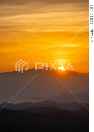 【日の出素材】山間部から見える昇ってくる太陽【長野県】 128534197