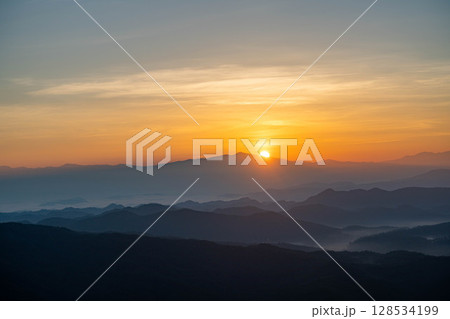 【日の出素材】山間部から見える昇ってくる太陽【長野県】 128534199