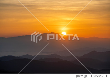 【日の出素材】山間部から見える昇ってくる太陽【長野県】 128534201