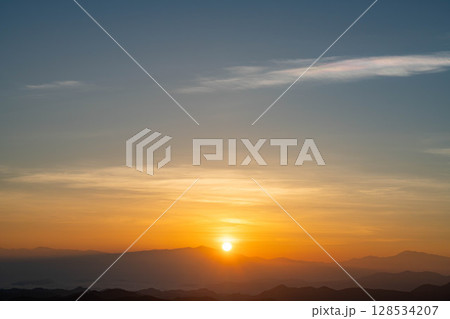 【日の出素材】山間部から見える昇ってくる太陽【長野県】 【日の出素材】山間部から見える昇ってくる太陽【長野県】 128534207