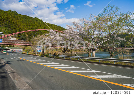 浜松市の道の駅天竜相津花桃の里付近から見る夢のかけ橋の風景(静岡県) 浜松市の道の駅天竜相津花桃の里付近から見る夢のかけ橋の風景(静岡県) 128534591