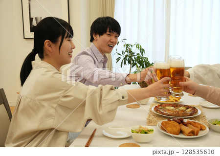 家族で乾杯 家族で乾杯 128535610