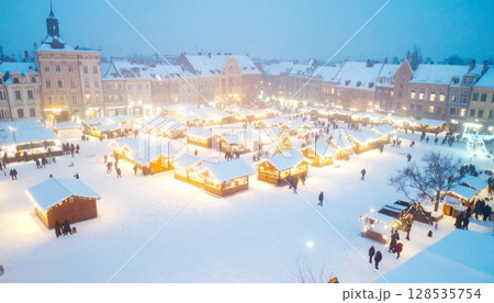 雪が降る夜にクリスマスのイルミネーションで浮かび上がる街の空撮 128535754