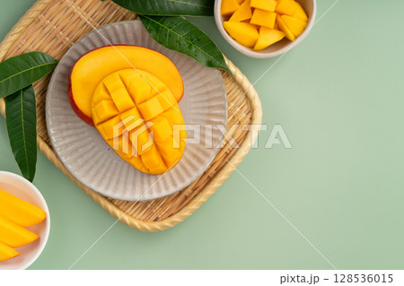 マンゴー マンゴ フルーツ 128536015