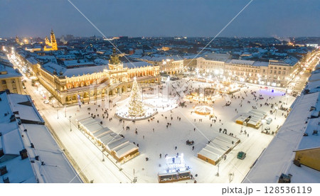 雪が降る夜にクリスマスのイルミネーションで浮かび上がる街の空撮 128536119