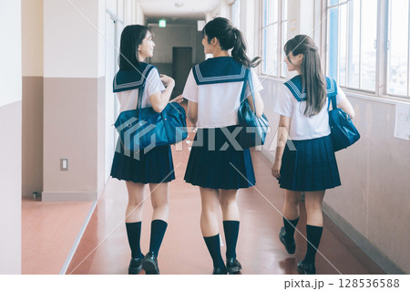 学校の廊下を歩く女子高生 学校の廊下を歩く女子高生 128536588