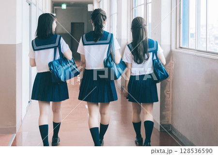 学校の廊下を歩く女子高生 128536590