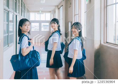 学校の廊下を歩く女子高生 128536964