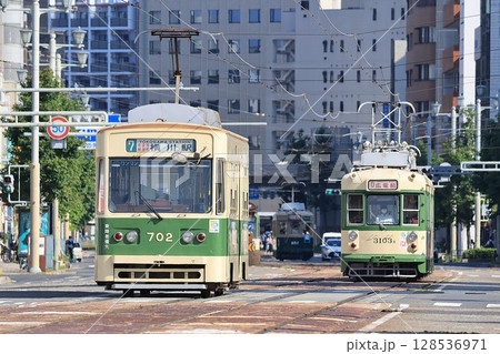 【広島電鉄】700形と3100形〜ぐりーんらいなー〜（宇品線：広電本社前電停） 128536971