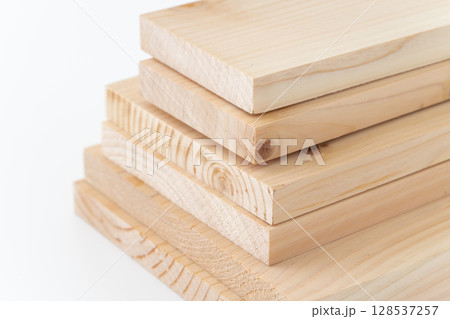 色々な大きさの板（木材）の断面のクローズアップ 128537257