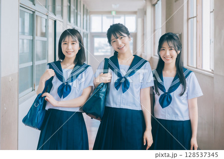 3人の女子高生 128537345