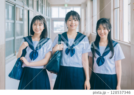 3人の女子高生 3人の女子高生 128537346