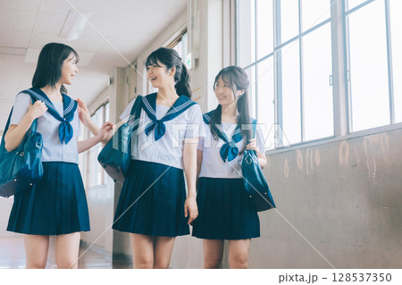 学校の廊下を歩く女子高生3人組 128537350