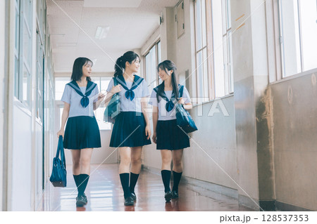 学校の廊下を歩く女子高生 128537353