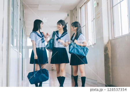 学校の廊下を歩く女子高生 128537354