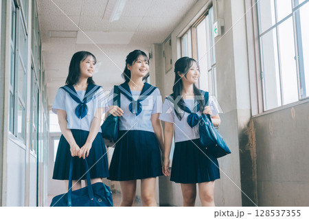 学校の廊下を歩く女子高生 128537355