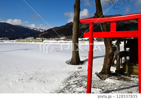 冬の遠野 釜石線と小さな神社 128537835