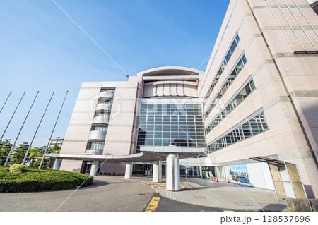 新潟県新潟市 快晴の新潟市役所 新潟県新潟市 快晴の新潟市役所 128537896