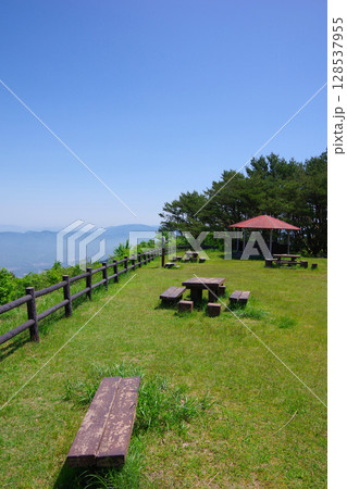愛媛県四国中央市　初夏の翠波峰広場 128537955