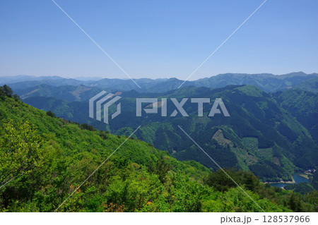 愛媛県四国中央市　翠波西峰展望台から金砂湖方面の山々を望む 128537966