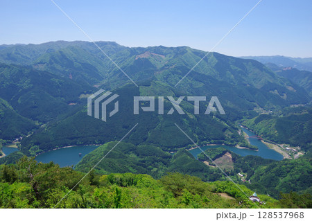 愛媛県四国中央市　翠波西峰展望台から金砂湖を望む 128537968