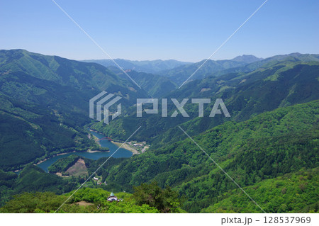 愛媛県四国中央市　翠波西峰展望台から金砂湖を望む 128537969