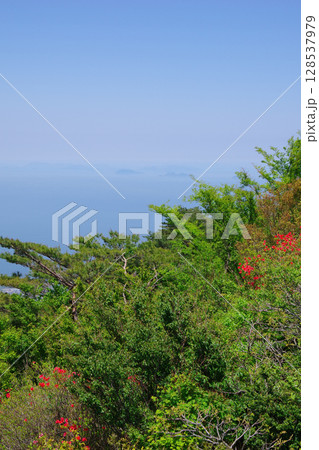 愛媛県四国中央市　翠波西峰展望台から瀬戸内海の島々を望む 128537979