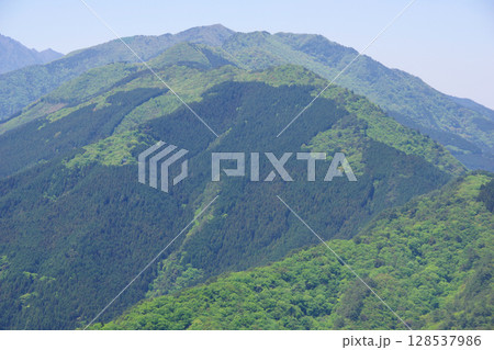 愛媛県四国中央市 翠波西峰展望台から法皇山脈を望む 愛媛県四国中央市 翠波西峰展望台から法皇山脈を望む 128537986